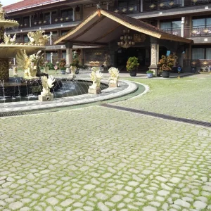 Grasstone Paving Rumput: Harmoni Hardscaping dan Kehijauan Alami