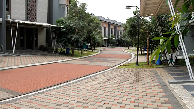 Regentown Gold: Desain Paving Block Unik di BSD City