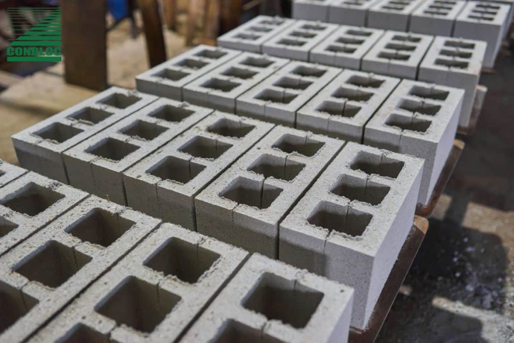 beberapa tumpukan paving blok permeable