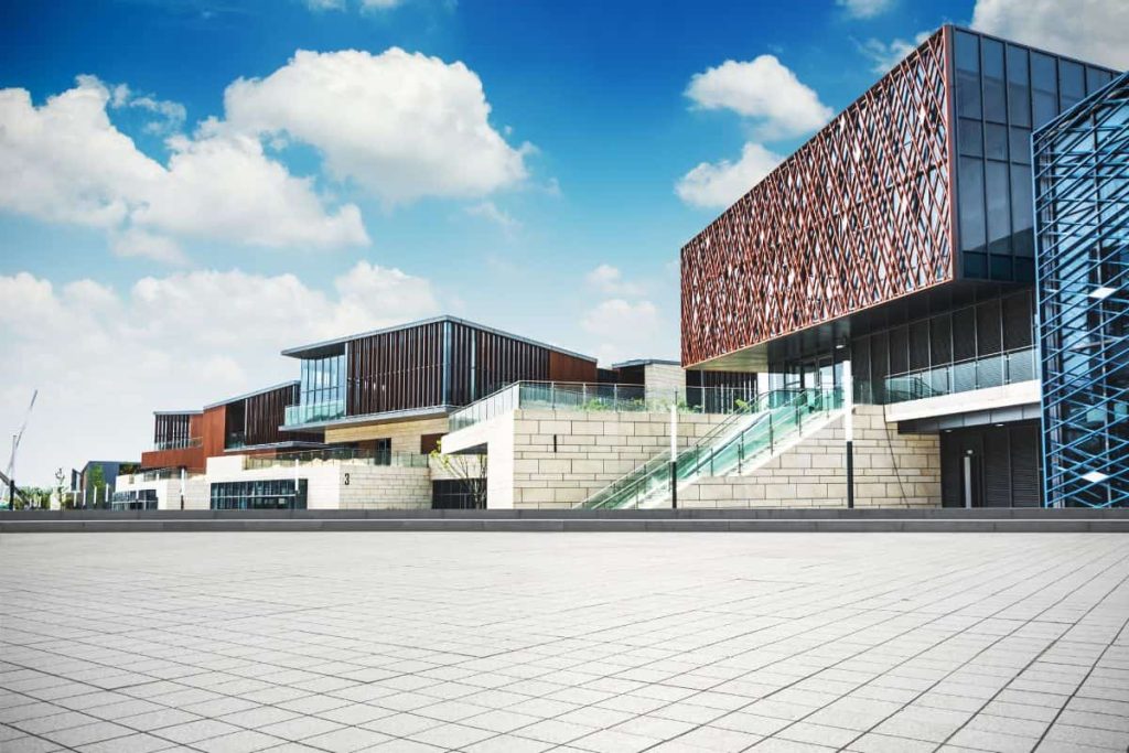 gedung perkantoran dengan fasad estetik