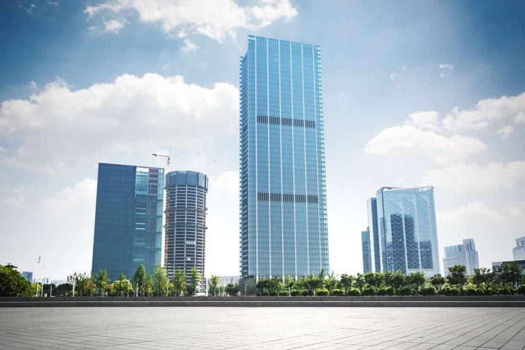 gedung perkantoran dengan fasad yang terbuat dari kaca