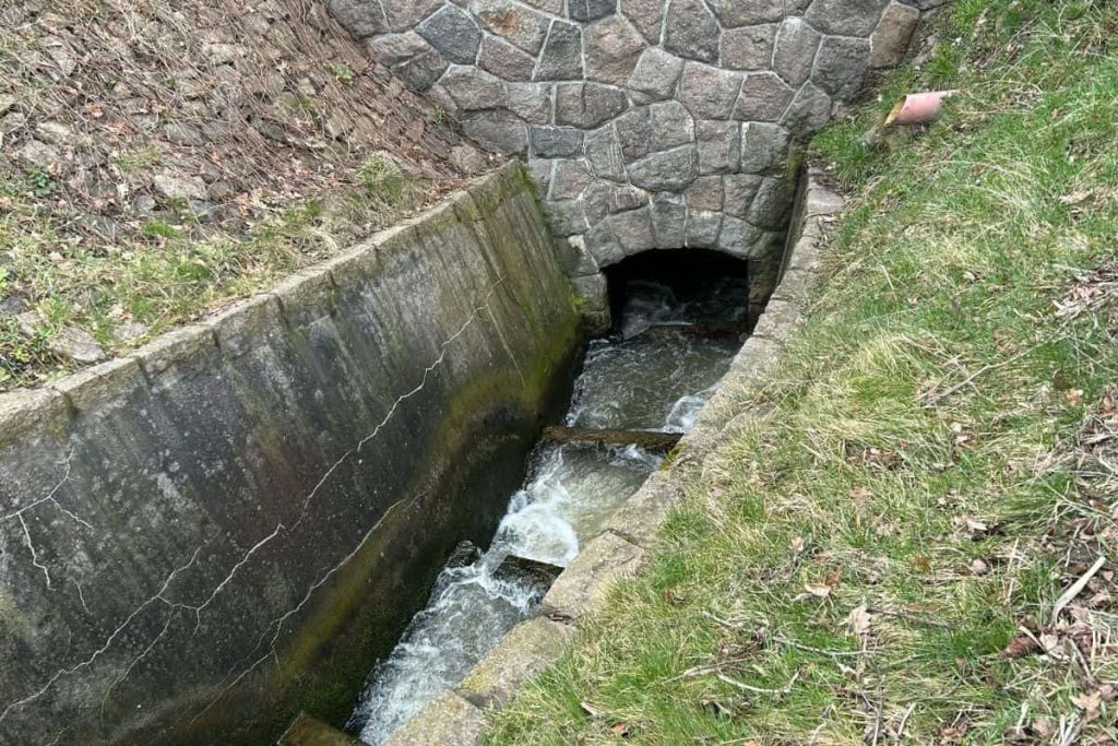 aliran air di saluran drainase