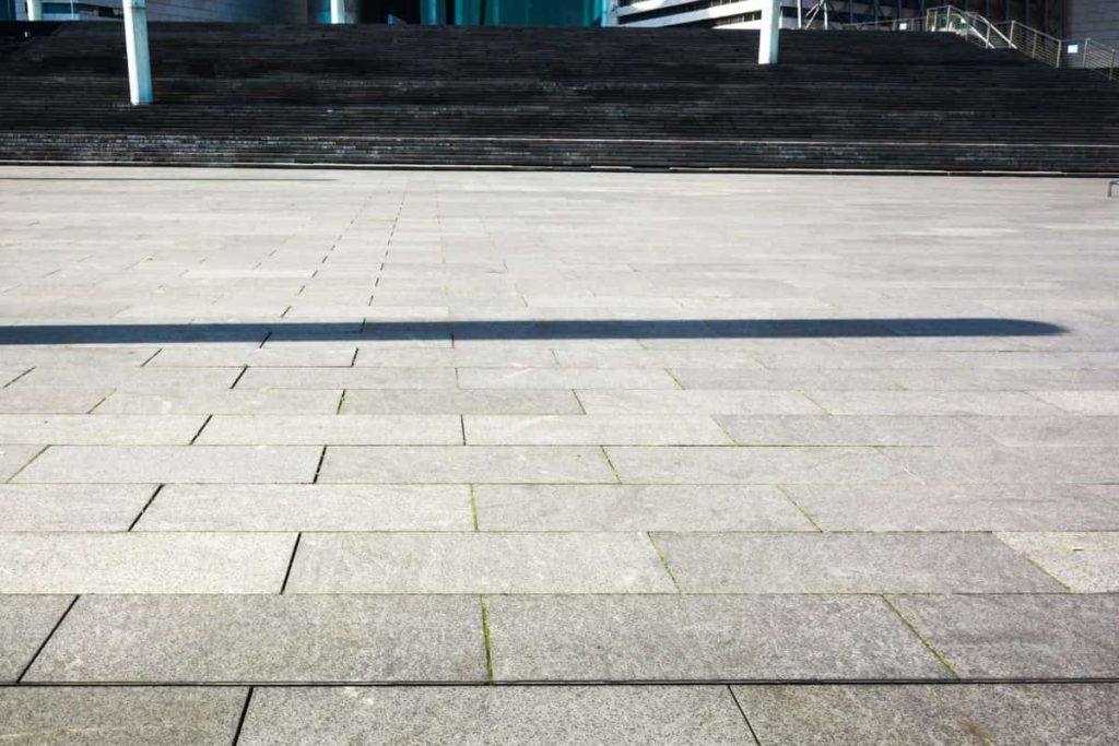 paving block yang terpasang di trotoar
