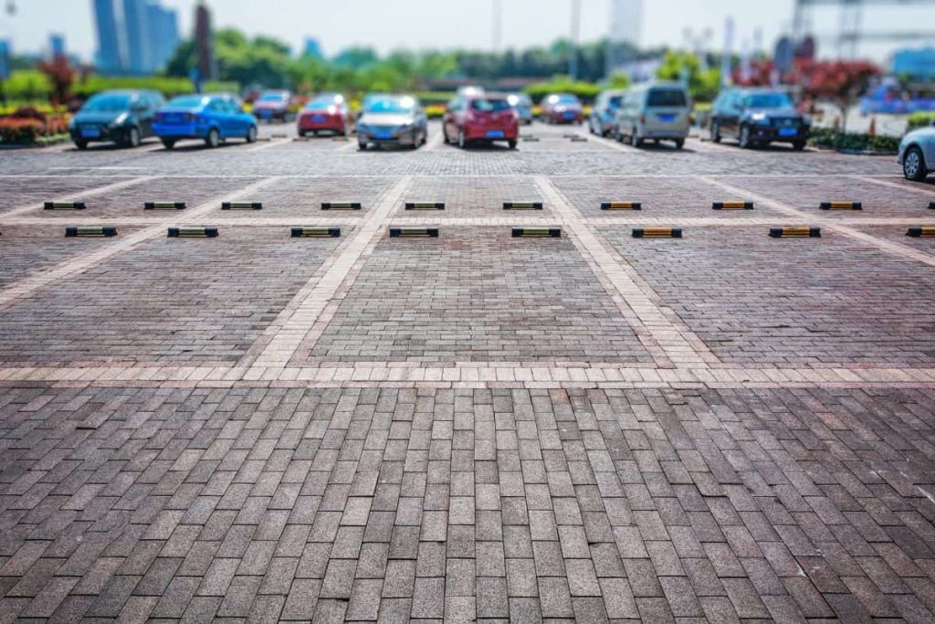tempat parkir yang terbuat dari paving block