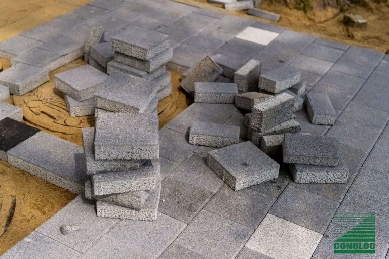 tumpukan paving block yang siap dipasang