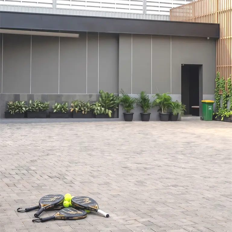 Paving block halaman depan lapangan padel boom